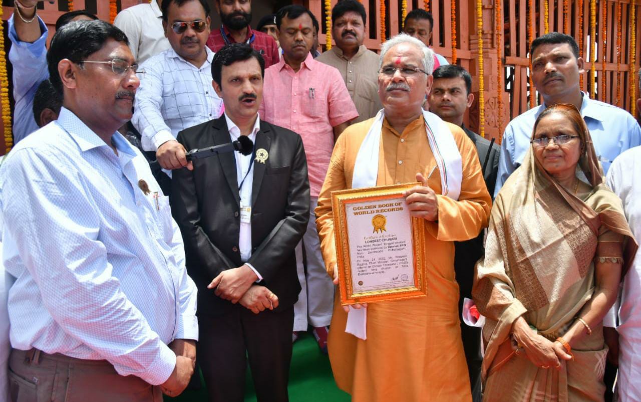 आस्था का अर्पण, मुख्यमंत्री ने माईं जी को ग्यारह किमी लंबी चुनरी अर्पित कर विश्व रिकार्ड में नाम दर्ज कराया दंतेवाड़ा की बहनों का