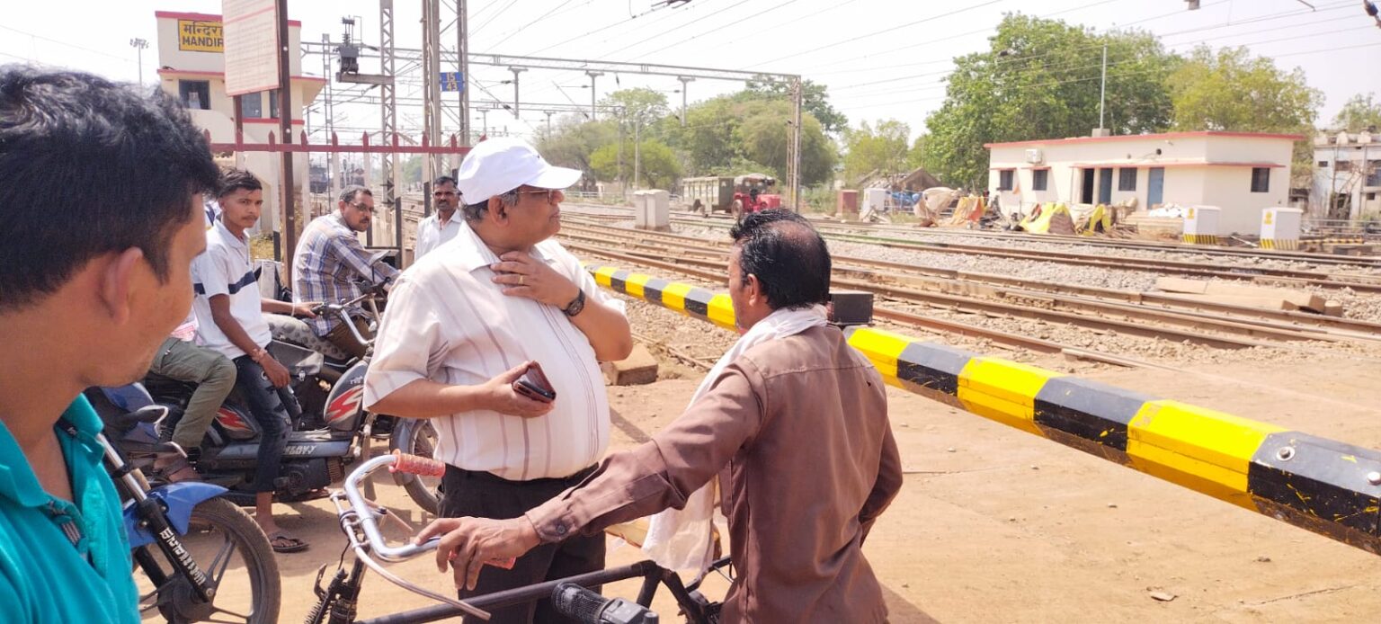 संरक्षा सलाहकार दे रहे समपार फाटकों को सही तरीके से पार करने की जानकारी