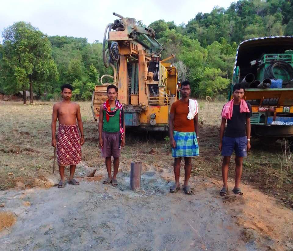 सोलर पम्प सिंचाई सुविधा के लिए किसानों के खेतों में किया जा रहा बोरवेल खनन