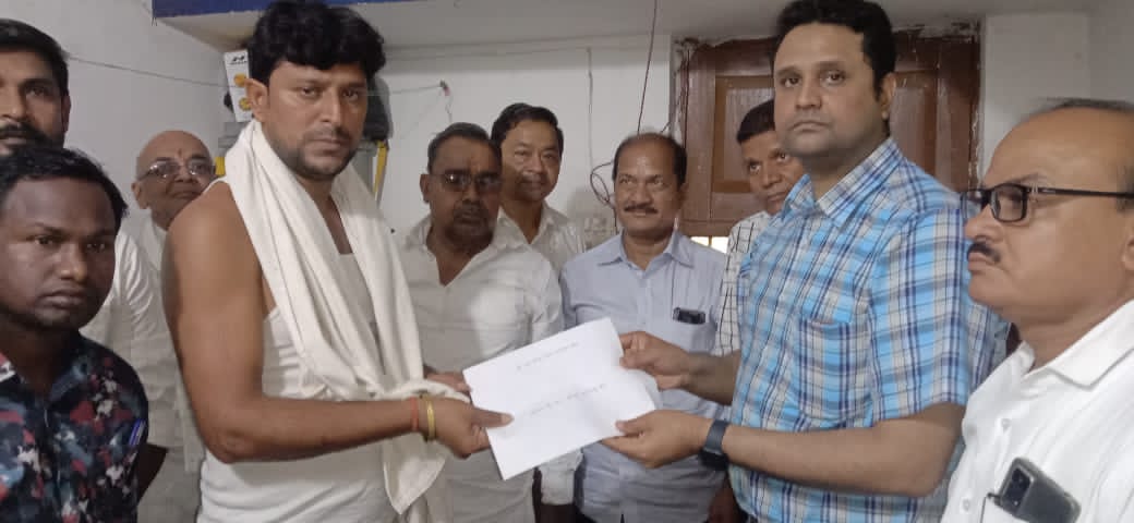 झा परिवार से मिलने मदनपुर पहुंचे मंत्री पटेल