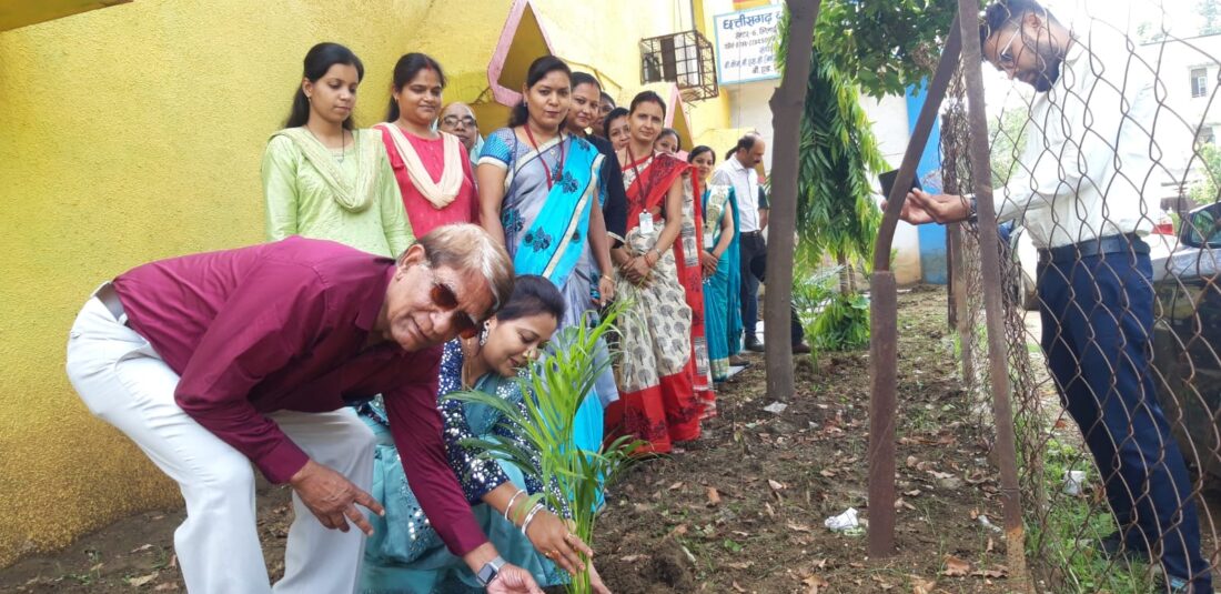 अपने जन्मदिन पर मो. ताहिर खान ने कॉलेज और स्कूल स्टाफ के साथ रोपे पौधे