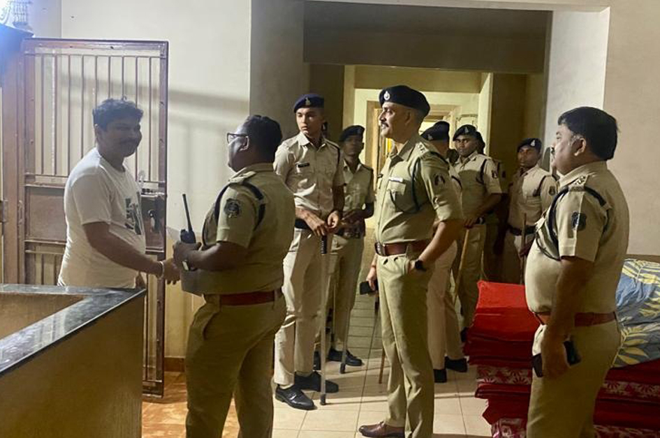 शहर के पास कोलोनियों के साढ़े चार सौ घरों में पुलिस ने दी दबिश