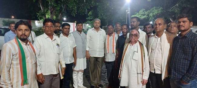 भाजपा के पूर्व पदाधिकारी ने थामा कांग्रेस का हाथ, कैबिनेट मंत्री ने तिरंगा गमछा पहनाकर किया स्वागत