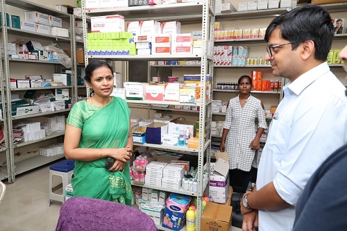 मरीजों से पर्ची छीनकर दवा लेने का दबाव, जांच करने पहुंच गईं स्वयं कलेक्टर