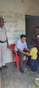 एसडीएम ने अल्प वर्षा प्रभावित गांवों का किया दौरा, आंगनबाड़ी में लिया बच्चों का वजन