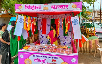 स्वसहायता समूह की दीदियों द्वारा तैयार तिरंगा झंडा अब लहराने लगे हैं बाजार में