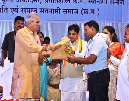 मिनीमाता ने अपना पूरा जीवन मानव सेवा के लिए समर्पित कर दिया : भूपेश बघेल