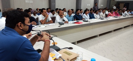 *कृषि विभाग के अधिकारियों को कलेक्टर ने लगाई कड़ी फटकार