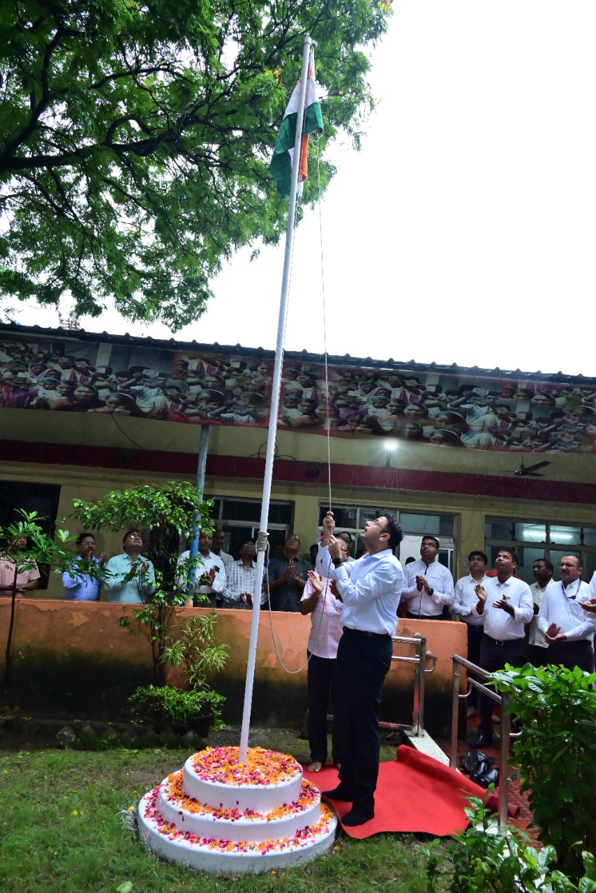 जनसंपर्क संचालनालय में संचालक श्री चौबे ने किया ध्वजारोहण