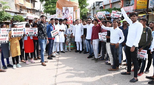 महंगाई के खिलाफ एनएसयूआई ने किया विरोध प्रदर्शन, फूंका पीएम मोदी का पुतला