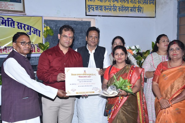 शिक्षा को एक मिशन के रूप में लेकर बच्चों के भविष्य को उज्ज्वल करें : कलेक्टर