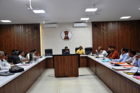 शासन की योजनाओं का समुचित क्रियान्वयन करने कलेक्टर ने दिए निर्देश