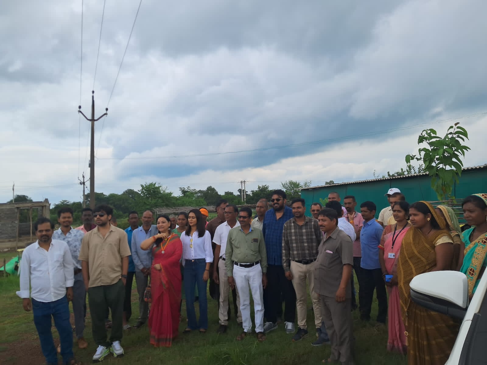 केसरा स्थित गौठान पहुंची 'पंचायत' की टीम ने देखा कैसे काम करती है यहां की पंचायत