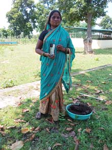 गोधन न्याय योजना से ग्रामीण हो रहे लाभान्वित, ललिता बाई ने गोबर बेचकर खरीदा स्मार्ट फोन