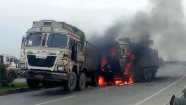 दो ट्रकों में भिड़ंत के बाद लगी आग, ड्राइवर की मौत...
