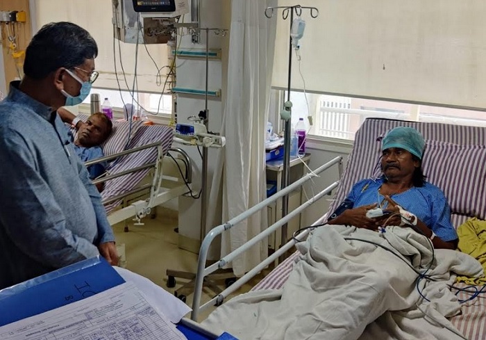 लोक कलाकार थिरमन दास अस्वस्थ, डॉ. महंत ने जाना हाल
