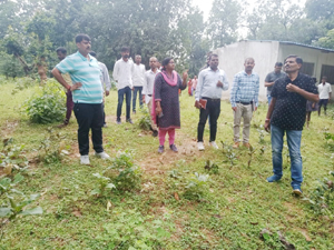 जिला पंचायत सीईओ ने किया आदर्श कुदरगढ़, खर्रा, करौती गौठानों का निरीक्षण