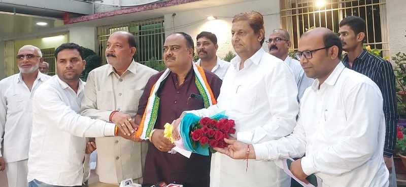 मंत्री अकबर की उपस्थिति में सांसद संतोष पाण्डेय के भाई विजय पाण्डेय ने ली कांग्रेस की सदस्यता