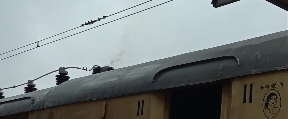 रायगढ़-बिलासपुर मेमू ट्रेन में लगी आग, मची अफरा-तफरी