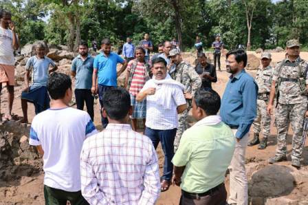 धुर नक्सली क्षेत्र में पहुंचे विधायक कलेक्टर एवं एसपी