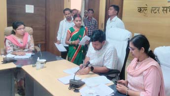 जनचौपाल में कलेक्टर ने सुनी लोगों की समस्याएं, मिले 70 आवेदन