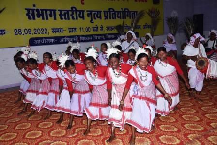 संभाग स्तरीय आदिवासी नृत्य प्रतियोगिता करमा में जशपुर व शैला में सूरजपुर ने मारी बाजी