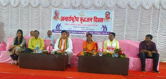 वरिष्ठ नागरिकों को दी गई उनके कानूनी अधिकार व सुविधाओं की जानकारी