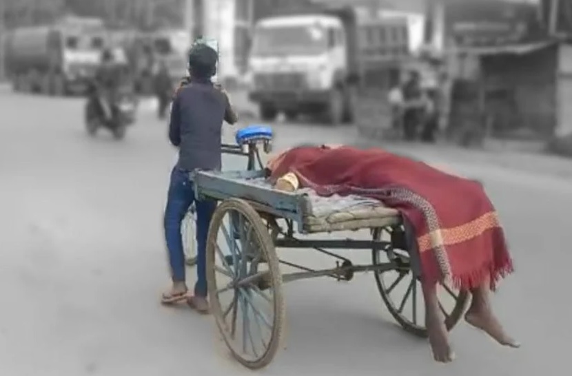 बीमार मामा को रिक्शा में अस्पताल ले जा रहा था मासूम भांजा, नजारा देख लोग हो गए भावुक...