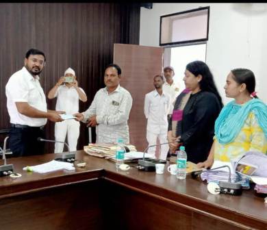 कलेक्टर ने वितरित किया दिव्यांग को 1 लाख रुपए का चेक