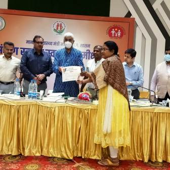 उत्कृष्ट कार्य करने वाले अधिकारी-कर्मचारी हुए पुरस्कृत