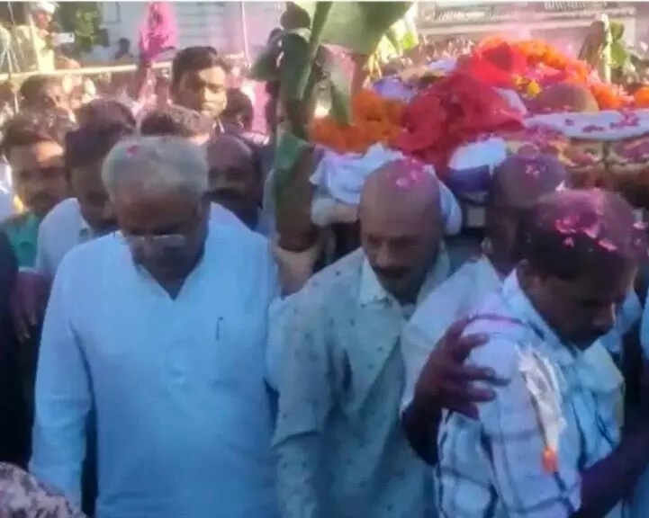 नम आँखों से सीएम भूपेश ने मनोज मंडावी को दी अंतिम विदाई...