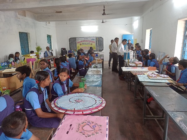 विकासखण्ड स्तरीय कबाड़ से जुगाड़ प्रदर्शनी कार्यक्रम खरसिया में सम्पन्न