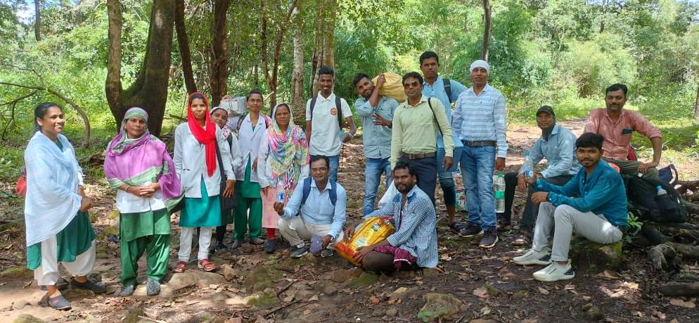 दंतेवाड़ा के सुदुर गांव में पहाड़ी रास्तों से होते हुए पैदल पहुंची स्वास्थ्य विभाग की टीम