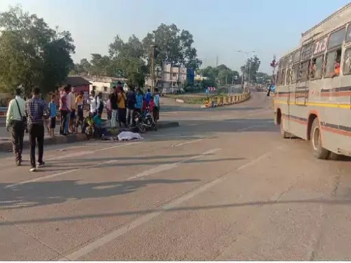 तेज रफ्तार ट्रेलर की ठोकर से एक की मौत, 2 गंभीर