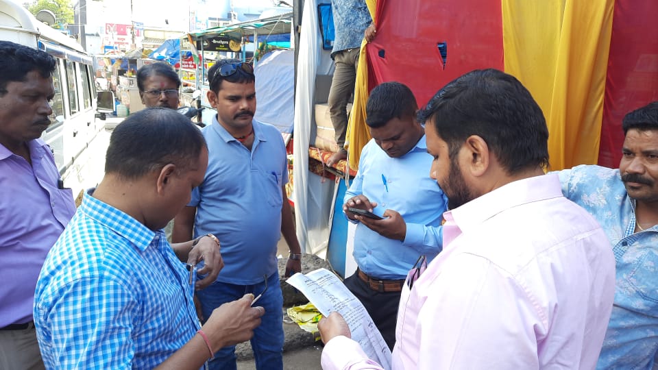 सड़क पर रखे सामानों को निगम ने हटवाया, पुलिस की भी ली मदद