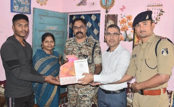 शहीदों के परिजनों तक पहुंचा मुख्यमंत्री का दिवाली का शुभकामना पत्र और उपहार