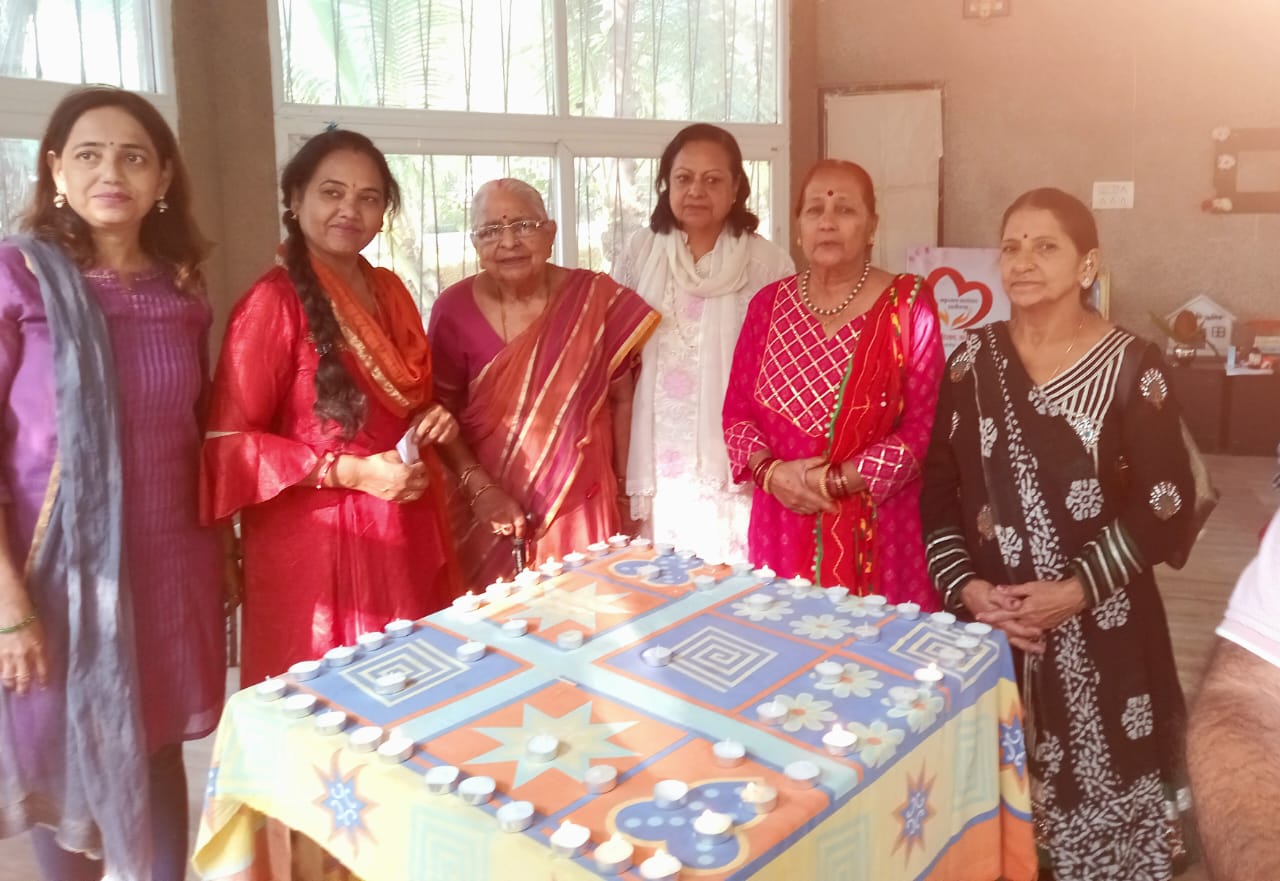 वरिष्ठ जनों के साथ मिलकर शकुंतला फाउंडेशन ने मनाया दीपोत्सव