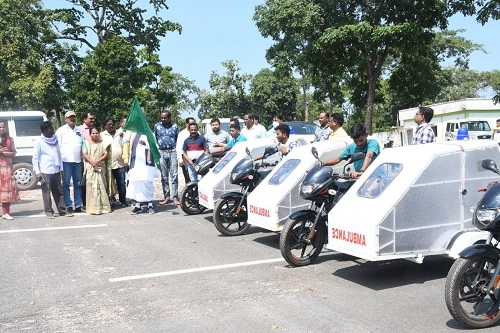 मंत्री लखमा ने बाइ क एम्बुलेंस को दिखाई हरी झंडी