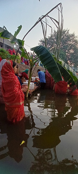 छठ-व्रतियों ने उगते सूर्य को अर्घ्य देकर माँगी खुशियॉं