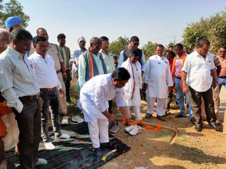 संसदीय सचिव ने कल्याणपुर से अखोराकला नवीनीकरण सड़क निर्माण कार्य का किया शुभारंभ