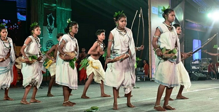 भुंजिया जनजाति के नर्तक दल ने दी वैवाहिक नृत्य की मनमोहक प्रस्तुति