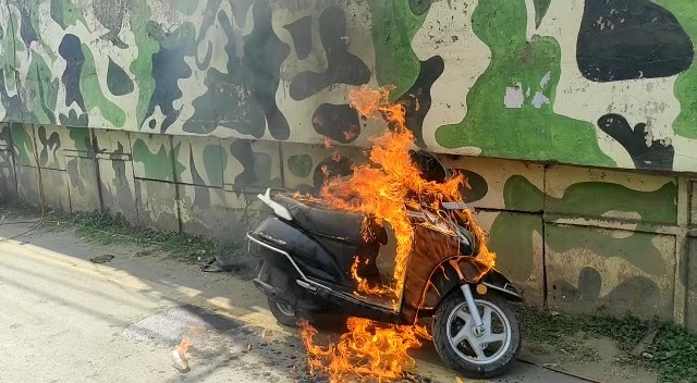 अपनी ही गाड़ी में युवक ने लगाई आग, इस बात से था नाराज...