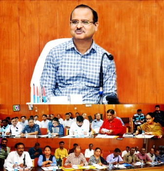 गोधन न्याय योजना में तेजी लाने के लिए मैदानी अमलों को करें दुरुस्त : कलेक्टर