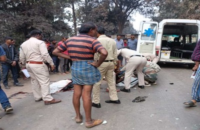 अनियंत्रित होकर पलटी बस, 2 की मौत, दर्जनो घायल