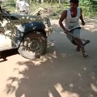 दबिश देने पहुंची थी वन विभाग की टीम, युवक ने टांगी लेकर रेंजर को दौड़ाया...