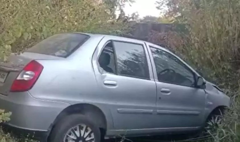 पोल से टकराकर खेत में घुसी कार, चालक की मौत...