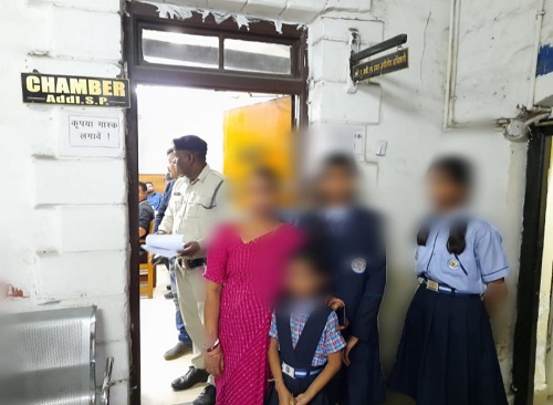 दबंगों ने दी थी पुलिस केस में फसाने की धमकी ,केस दर्ज हुआ तो एसपी ऑफिस पंहुचा पीड़ित परिवार