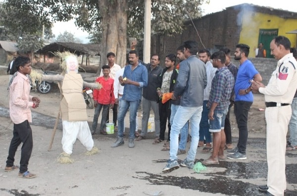 जनता कांग्रेस नेताओं ने एफआईआर वापस लो और मुर्दाबाद के नारे लगाए, फूंका पुतला