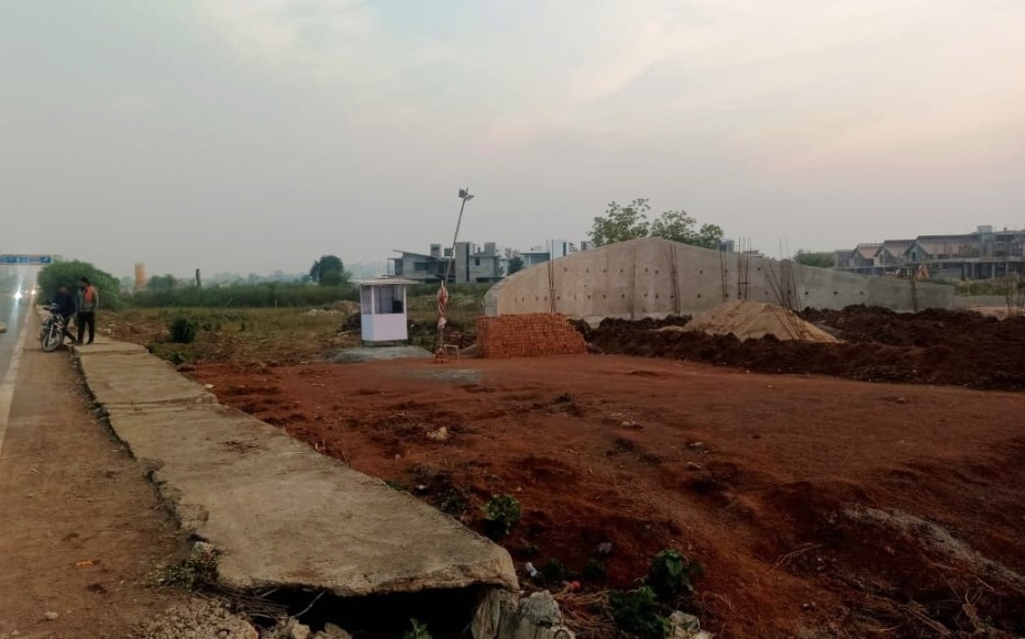 मनाही के बावजूद एक्सप्रेस-वे की किनारे बनने लगी सड़कें, जाने किसका है ये कारनामा...