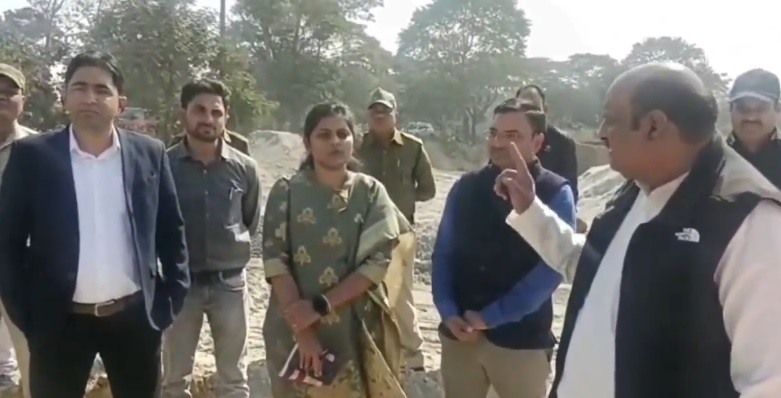 जब राजस्व मंत्री ने ली अधिकारियों की क्लास... जमकर लगाई फटकार...